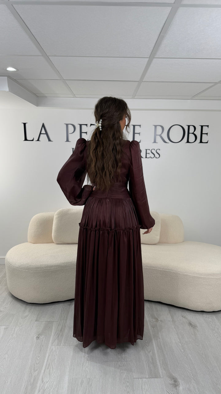 Robe de soirée modeste marron élégante avec manches longues et plissé. Coupe longue sans fente, parfaite pour une tenue chic.