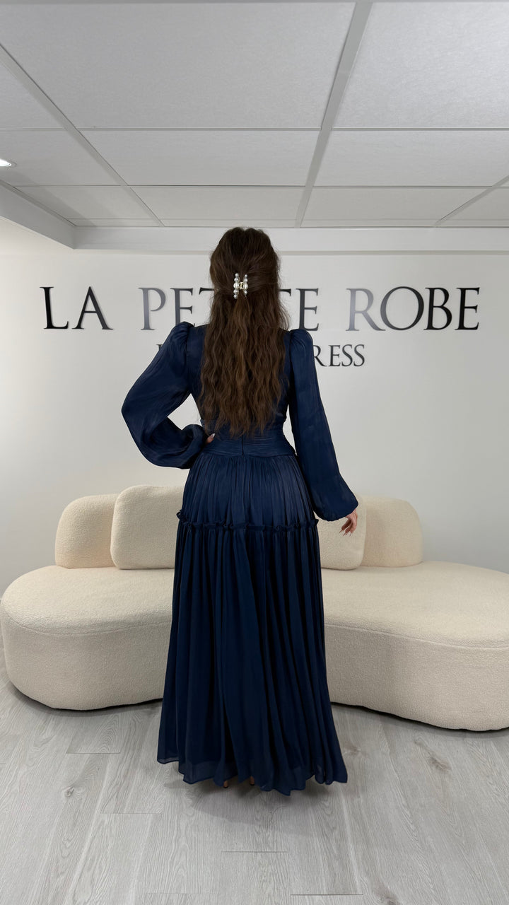 Robe de soirée modeste bleu marine élégante avec manches longues et plissé. Coupe longue sans fente, parfaite pour une tenue chic.