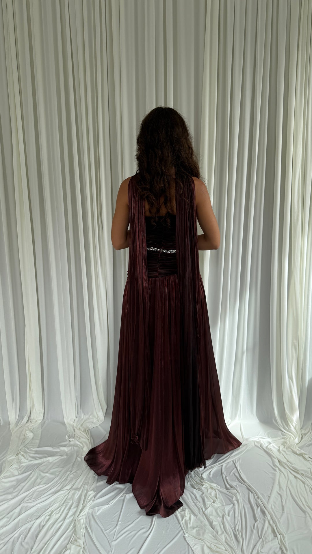 Vestido de noche marrón plisado palabra de honor con strass – Selda