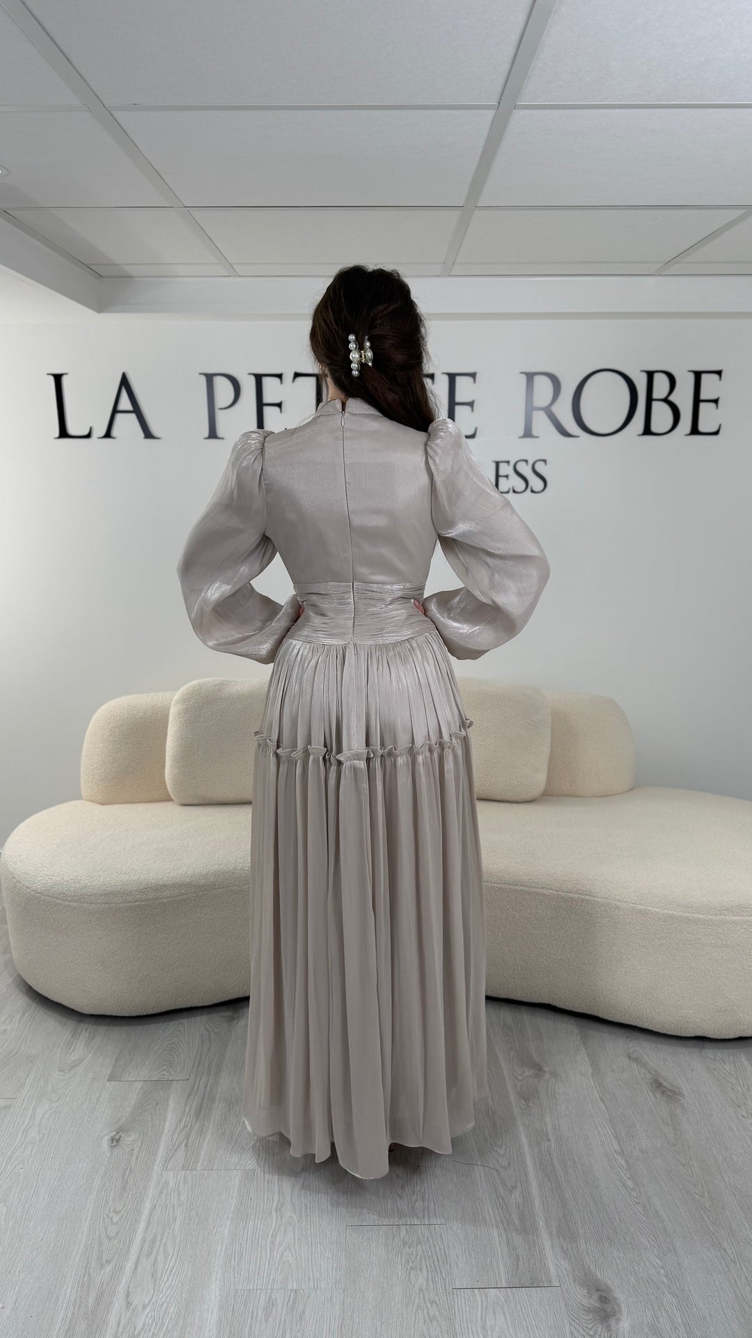 Robe de soirée modeste beige élégante avec manches longues et plissé. Coupe longue sans fente, parfaite pour une tenue chic.