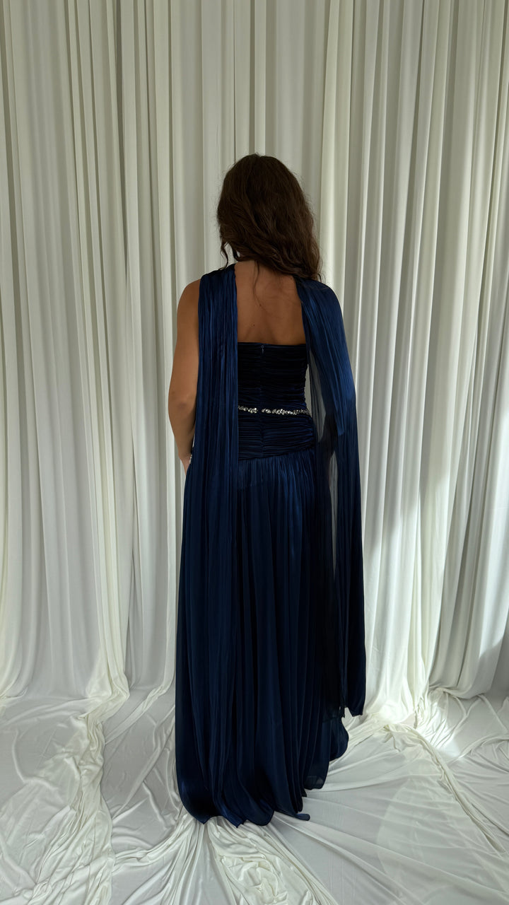 Détail des lignes de strass sur la taille de la robe bleu marine Selda