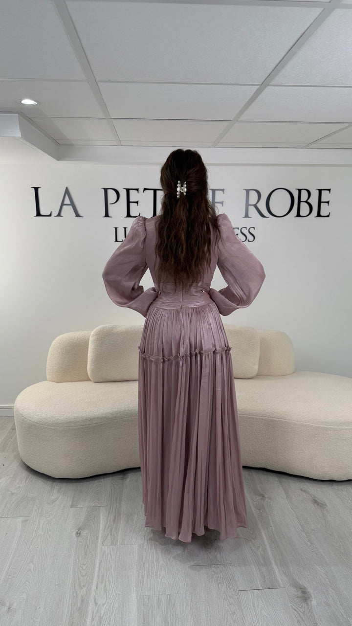 Robe de soirée modeste rose élégante avec manches longues et plissé. Coupe longue sans fente, parfaite pour une tenue chic.
