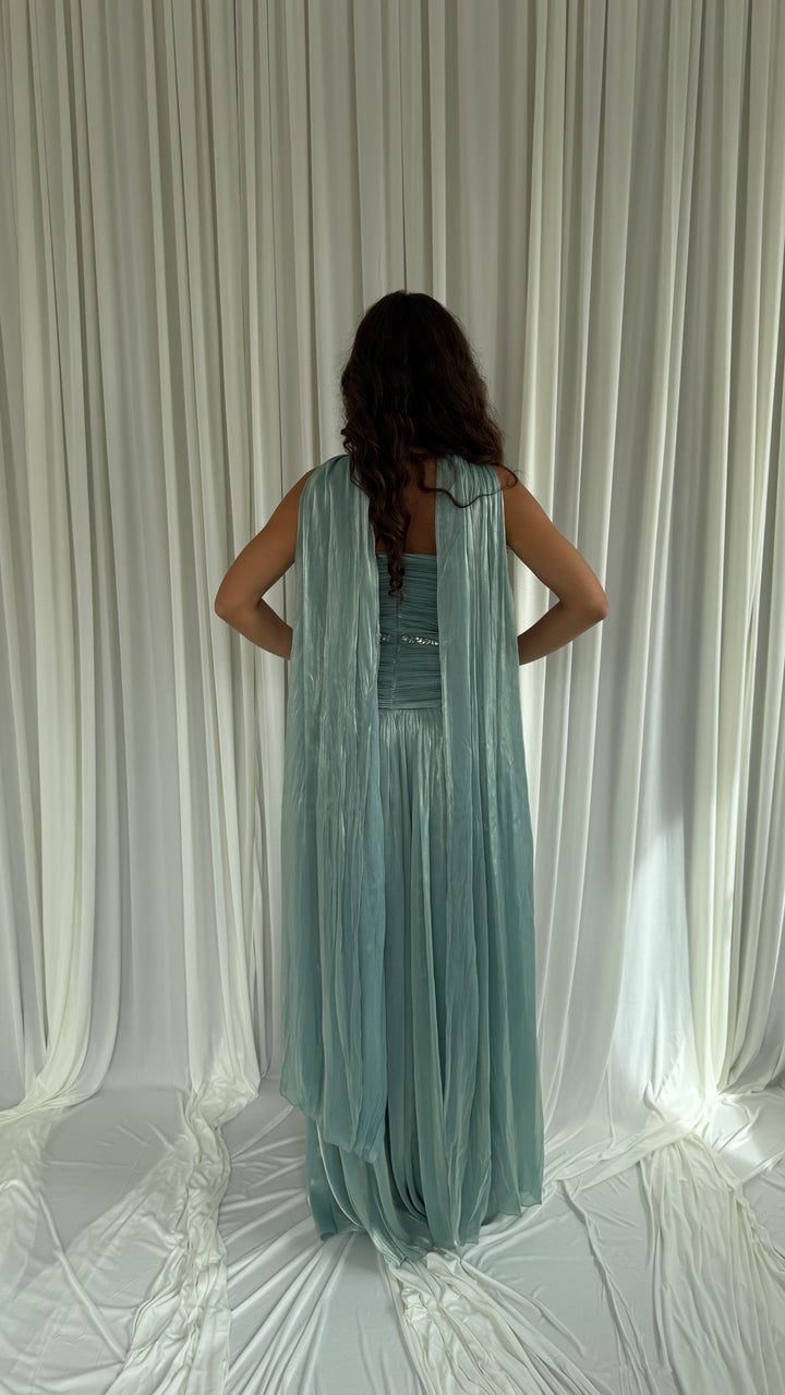 Détail des lignes de strass sur la taille de la robe vert d'eau Selda