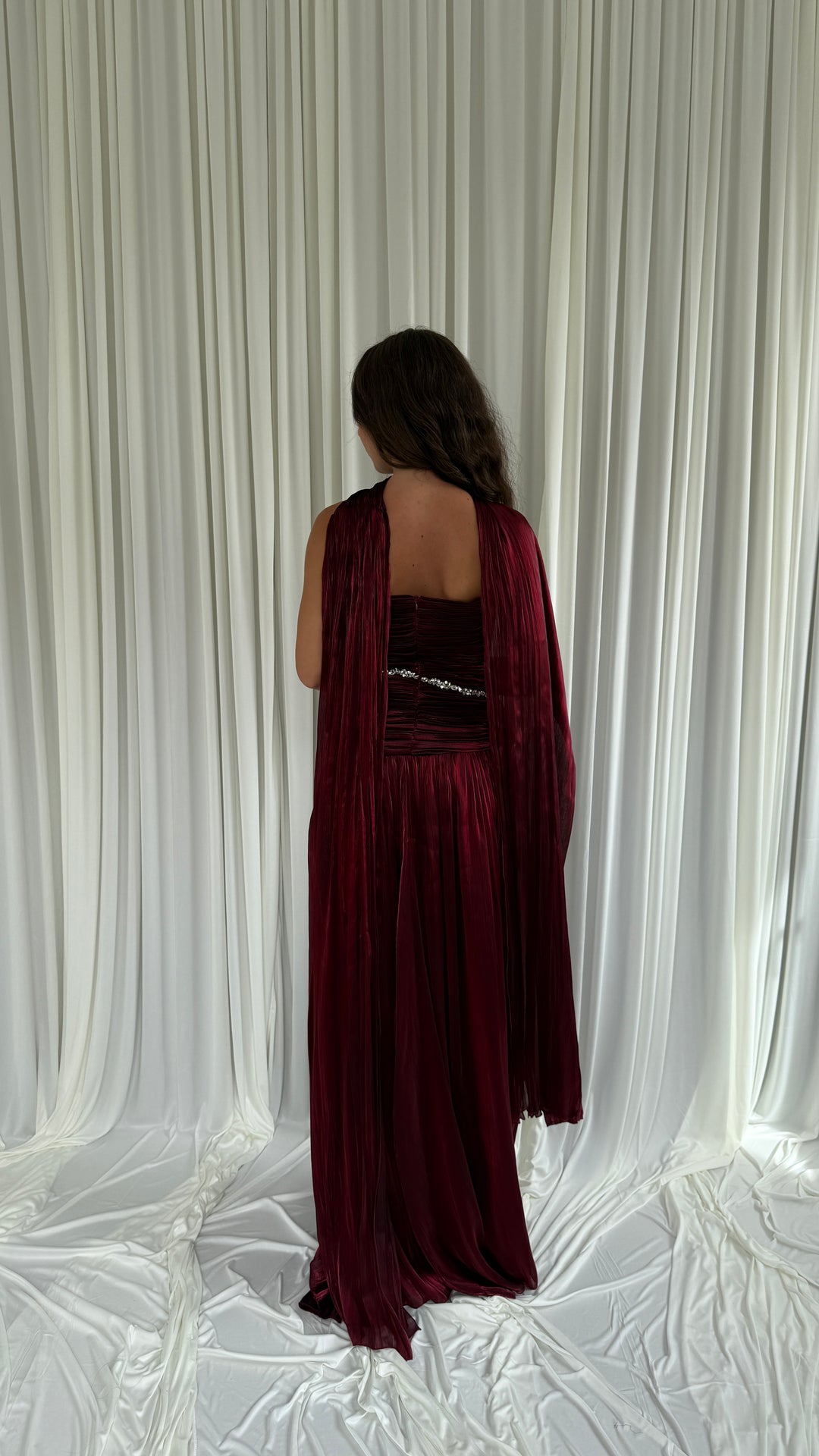 Détail des lignes de strass sur la taille de la robe bordeaux Selda