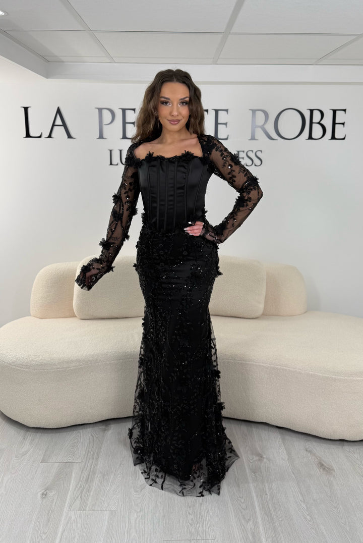 Robe de soirée noire élégante avec dentelle et bustier corset. Coupe longue sans fente, idéale pour une soirée chic.