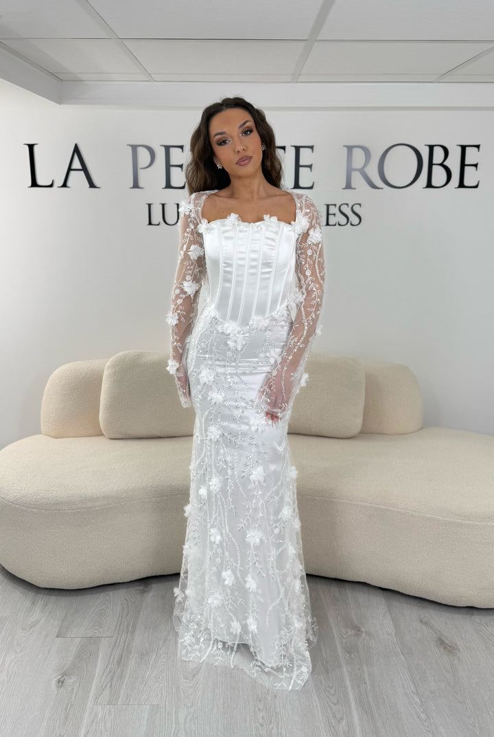 Robe de mariée blanche élégante avec dentelle et corset. Coupe longue sans fente, idéale pour une cérémonie chic.