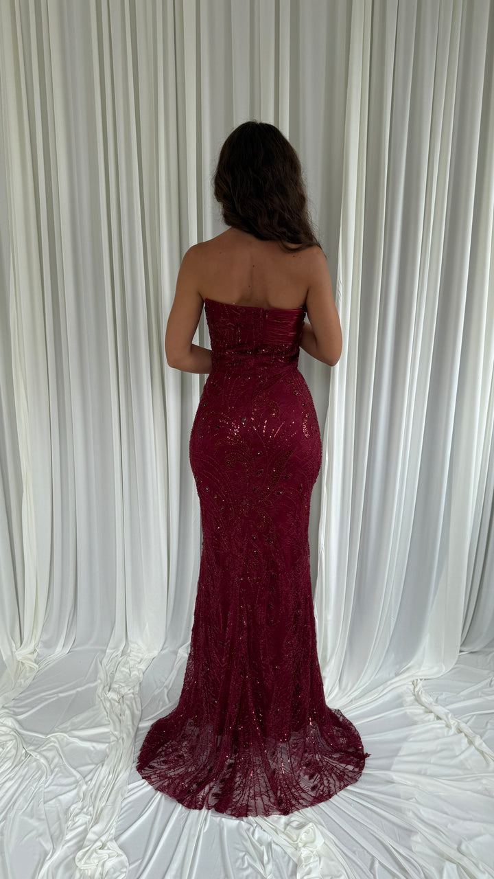 Détail de la broderie et du drapé en mousseline de la robe bordeaux Talya