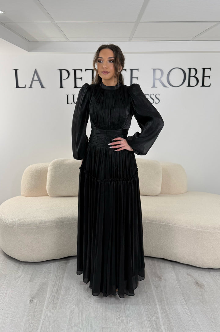 Robe de soirée modeste noire élégante avec manches longues et plissé. Coupe longue sans fente, parfaite pour une tenue chic.