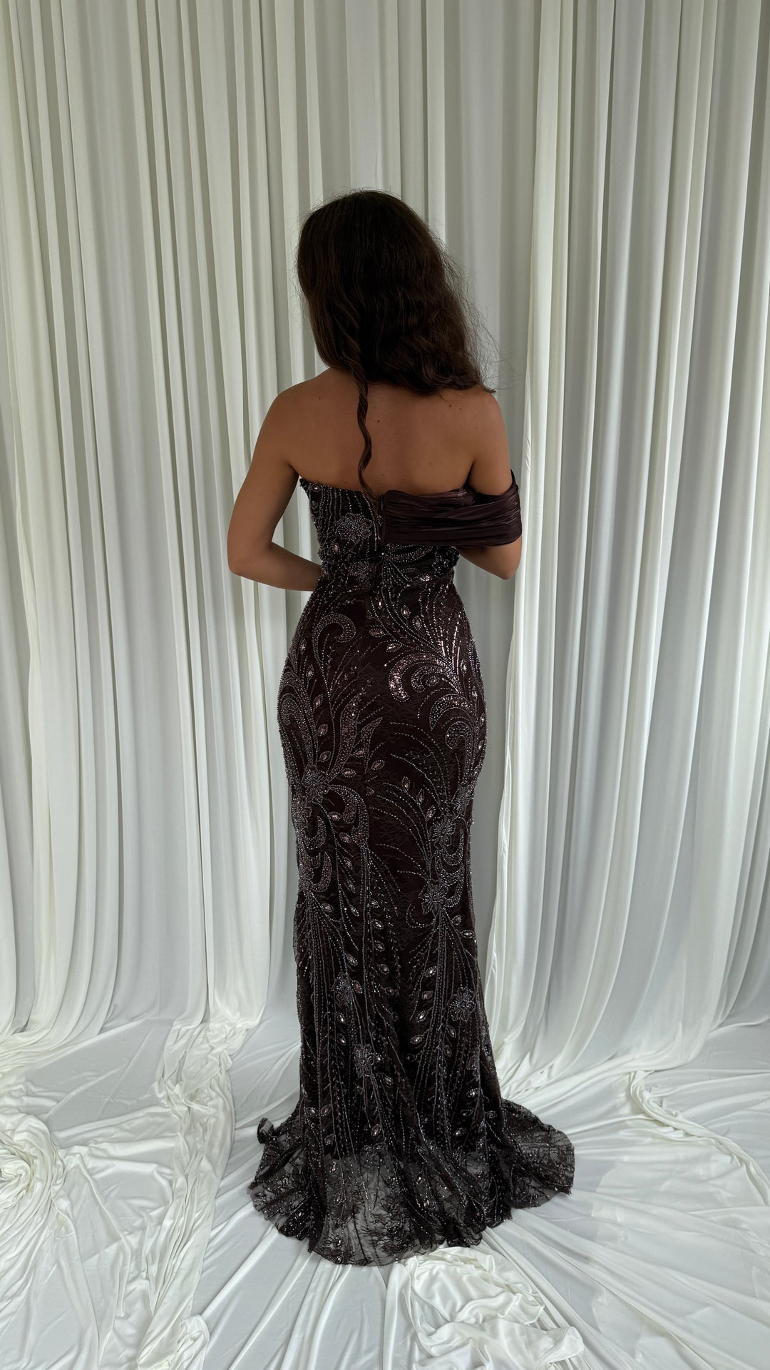 Détail de la broderie et du drapé en mousseline de la robe marron Talya