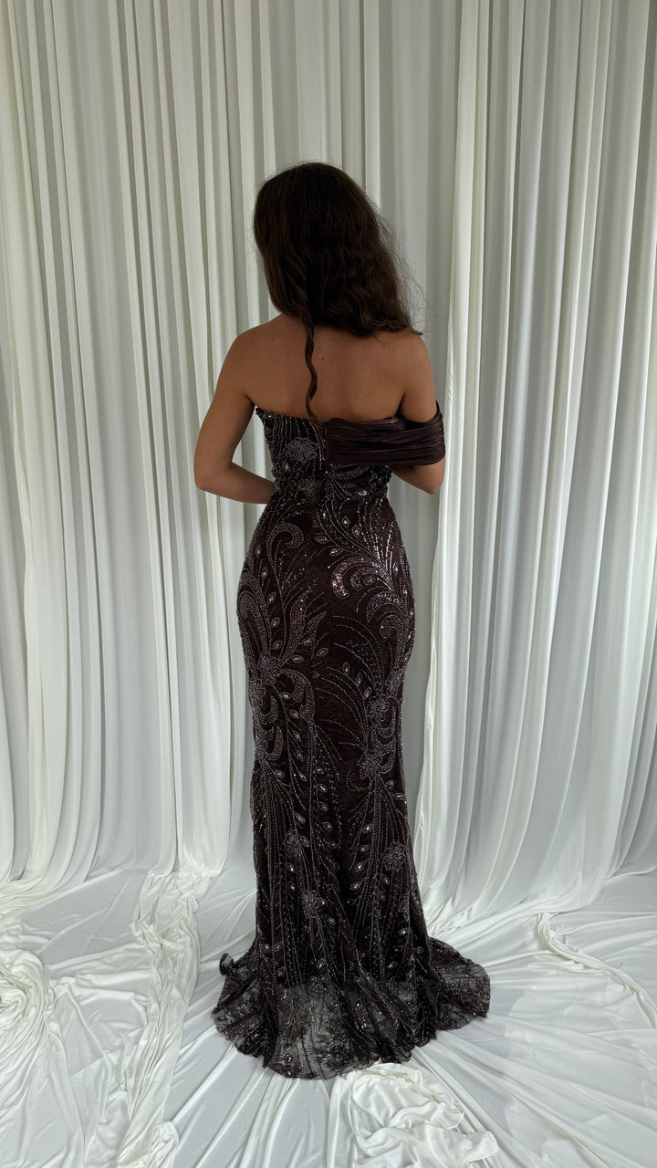 Détail de la broderie et du drapé en mousseline de la robe marron Talya
