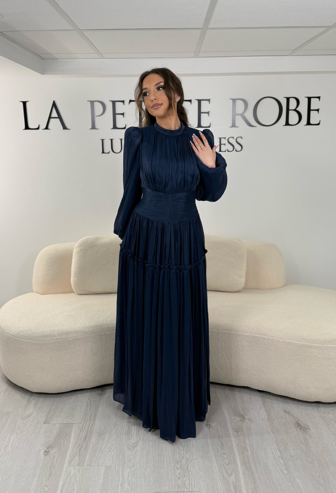 Robe de soirée modeste bleu marine élégante avec manches longues et plissé. Coupe longue sans fente, parfaite pour une tenue chic.