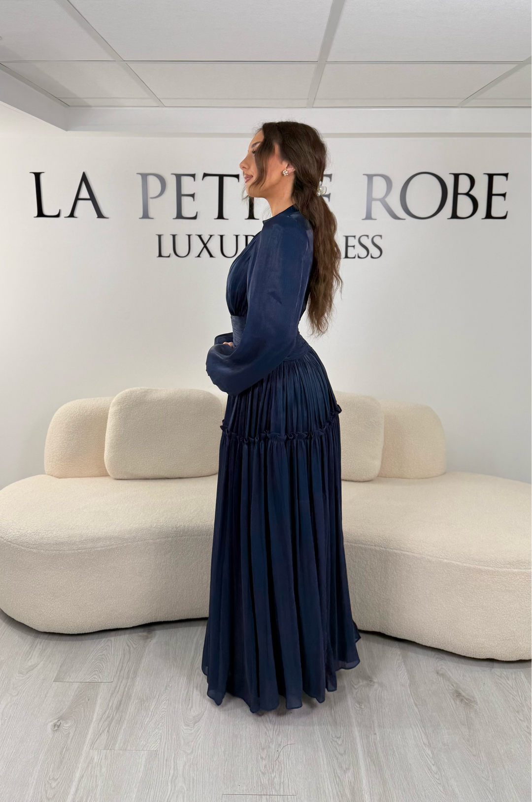 Robe de soirée modeste bleu marine élégante avec manches longues et plissé. Coupe longue sans fente, parfaite pour une tenue chic.