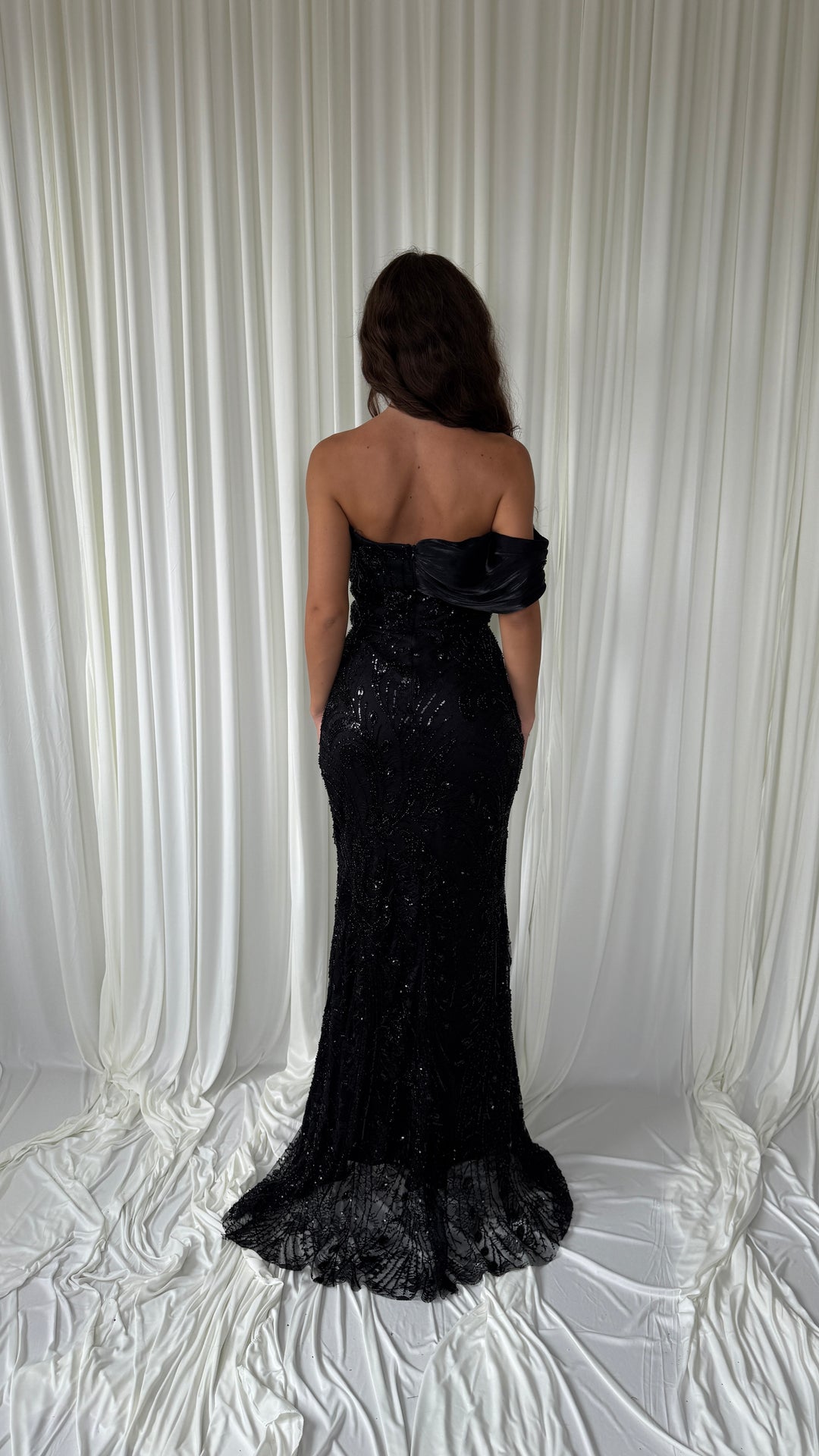 Détail de la broderie et du drapé en mousseline de la robe noire Talya