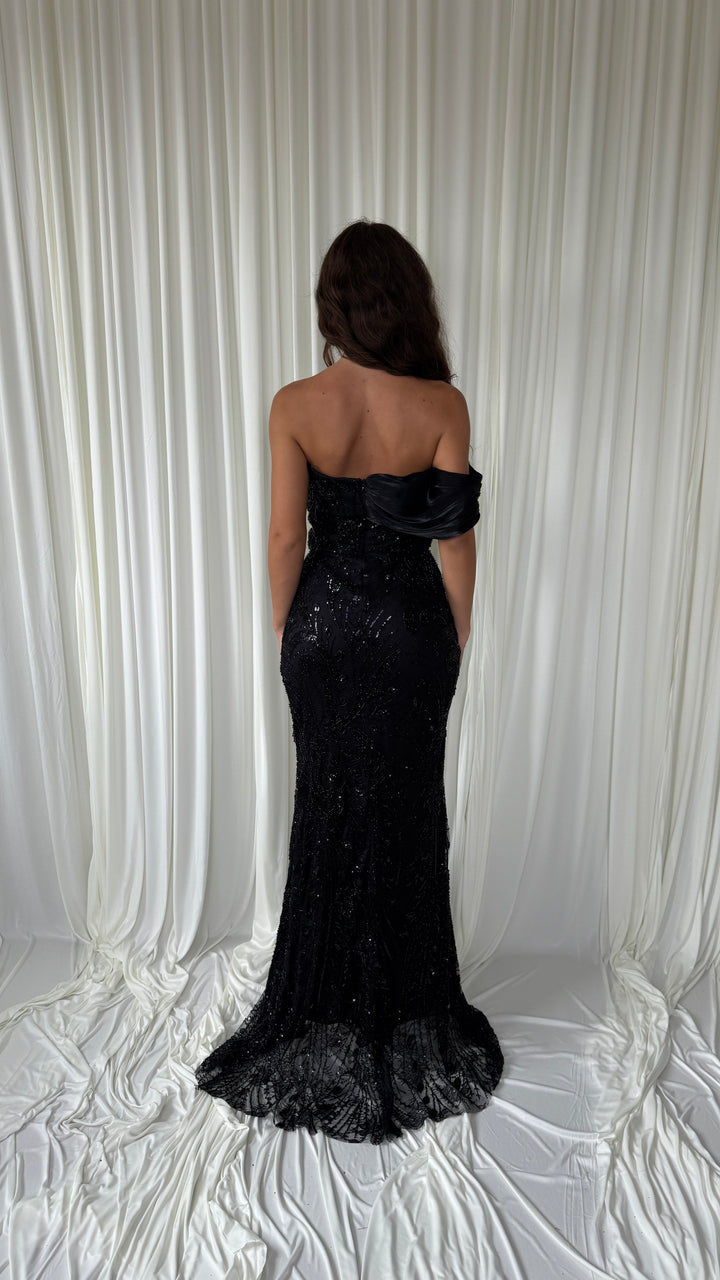 Détail de la broderie et du drapé en mousseline de la robe noire Talya
