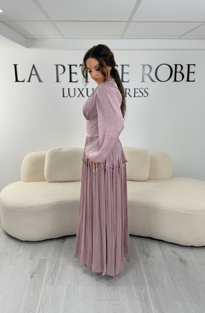 Robe de soirée modeste rose élégante avec manches longues et plissé. Coupe longue sans fente, parfaite pour une tenue chic.