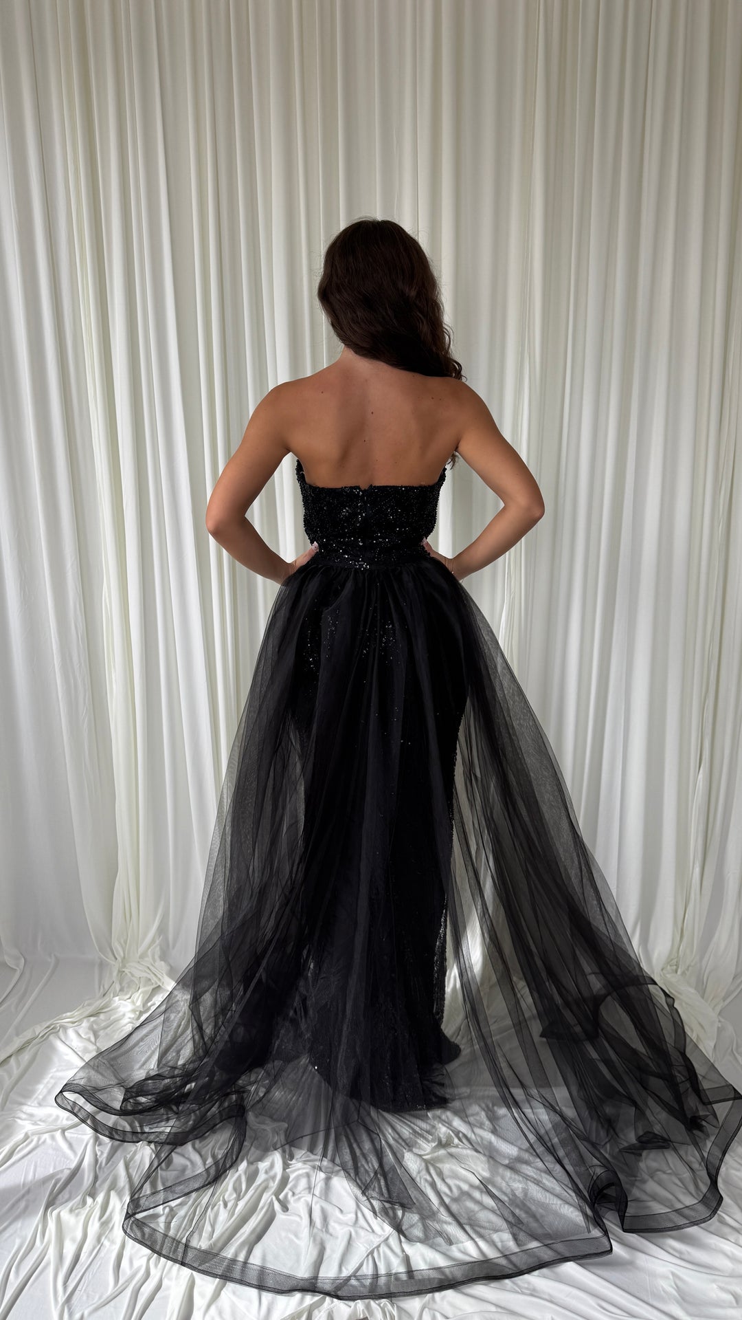 Robe Sevda noire sans surjupe, silhouette sirène entièrement brodée