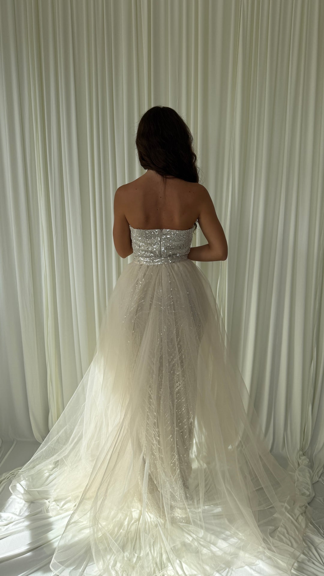 Robe Sevda beige sans surjupe, silhouette sirène entièrement brodée