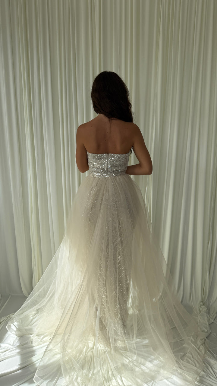 Robe Sevda beige sans surjupe, silhouette sirène entièrement brodée