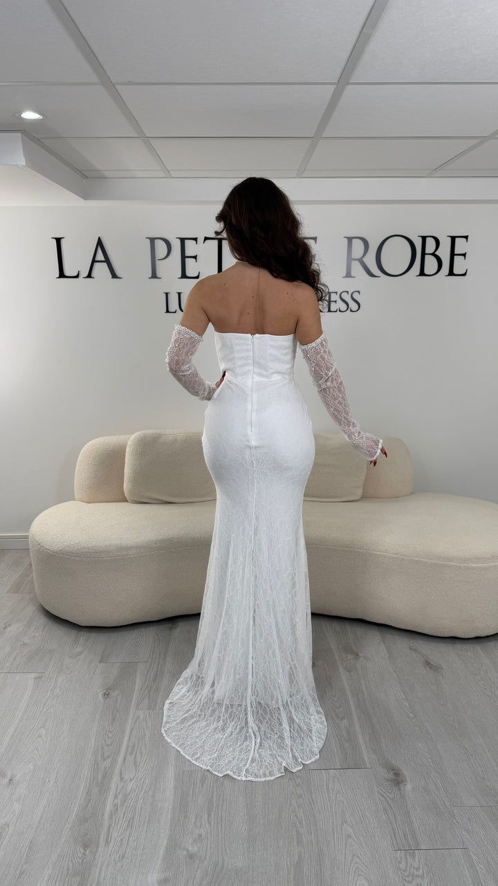 Robe de mariée blanche bustier élégante sans fente, avec manches en dentelle et coupe ajustée. Idéale pour un look chic, moderne et raffiné.