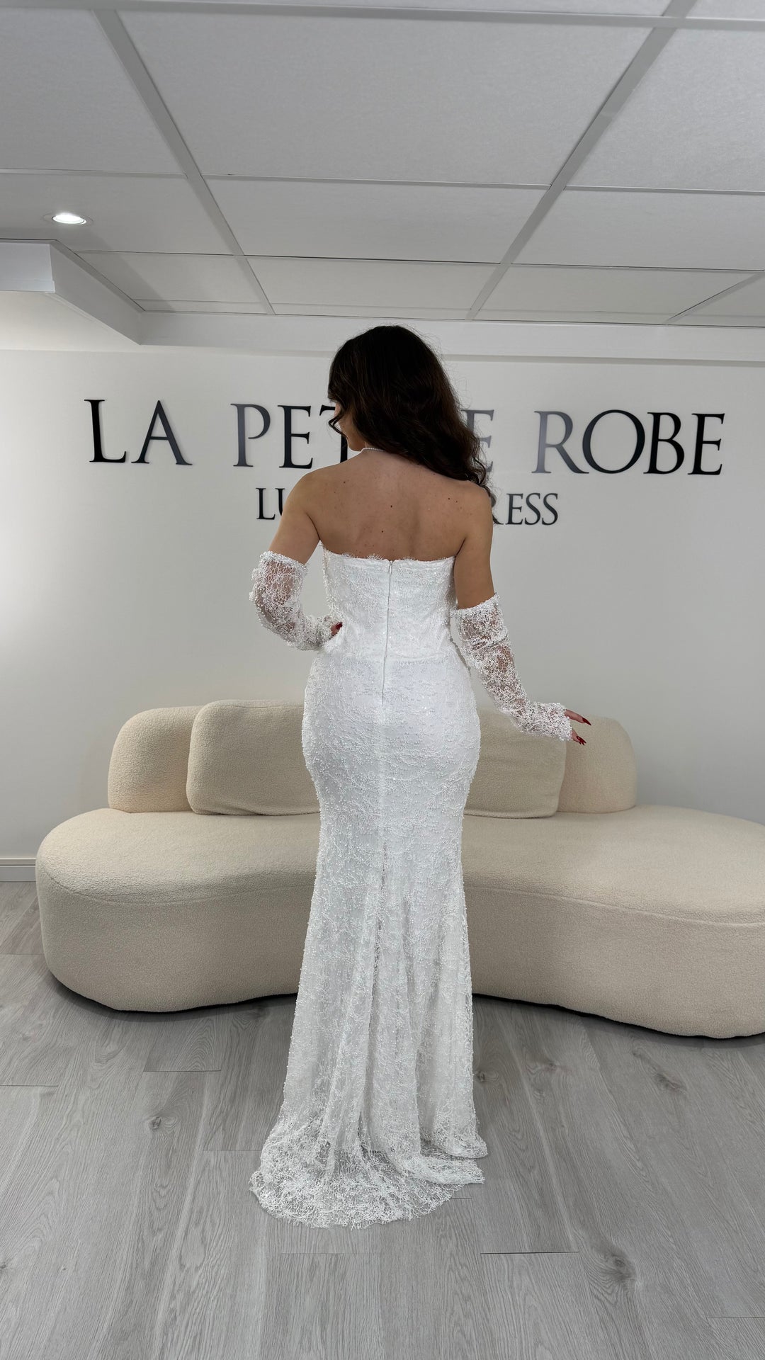 Robe de mariée blanche bustier élégante sans fente, avec manches longues en dentelle et coupe ajustée. Idéale pour un look chic et raffiné.
