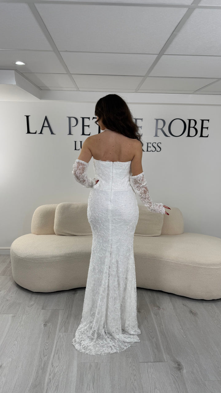 Robe de mariée blanche bustier élégante sans fente, avec manches longues en dentelle et coupe ajustée. Idéale pour un look chic et raffiné.