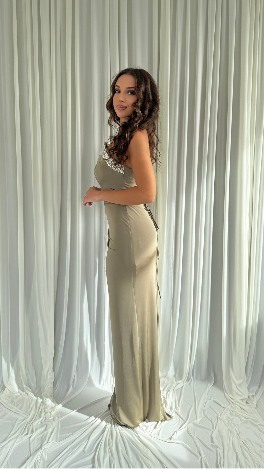 Robe de soirée kaki Anais, dos lacé avec liens à nouer