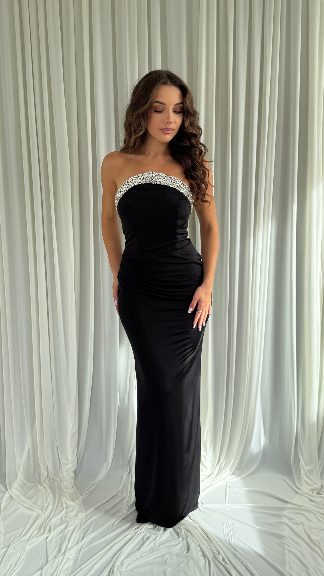 Robe Anais noire en satin stretch, taille drapée sur les hanches
