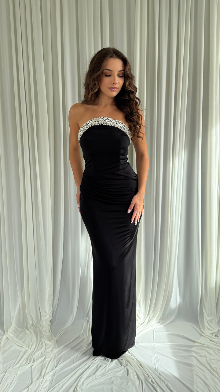 Robe Anais noire en satin stretch, taille drapée sur les hanches