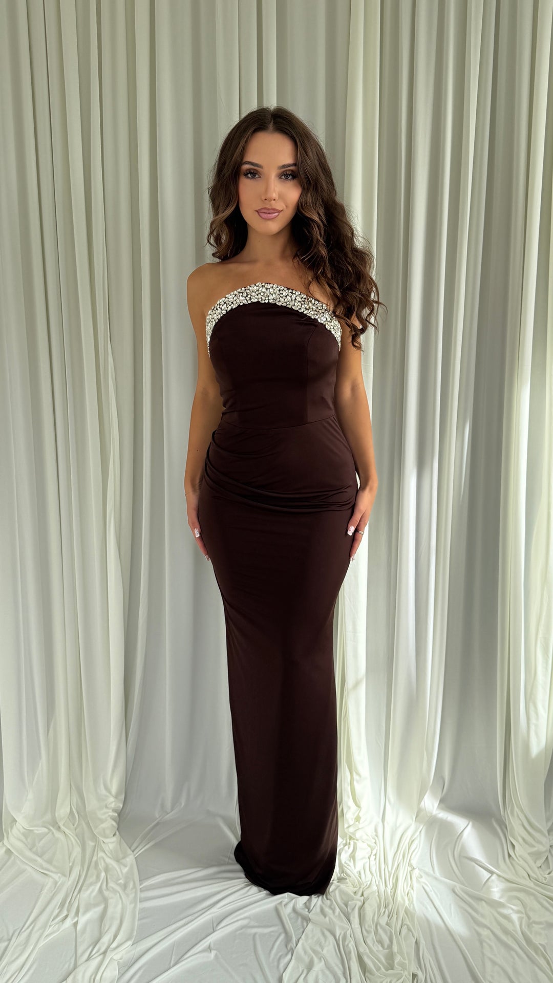 Robe de soirée marron Anais, bustier sans bretelles bordé de strass et coupe fourreau