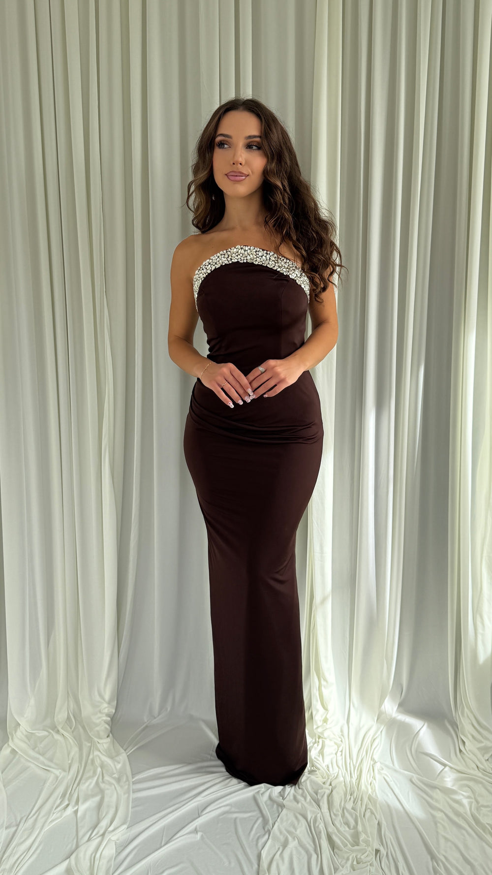 Robe Anais marron en satin stretch, taille drapée sur les hanches