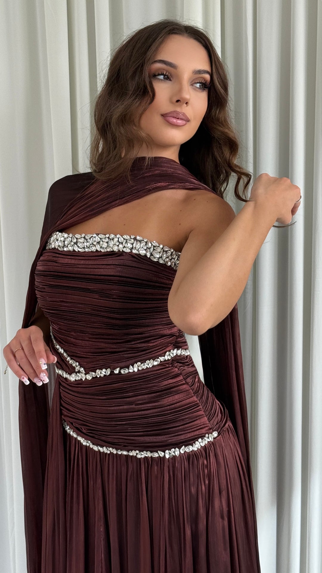 Vestido de noche marrón plisado palabra de honor con strass – Selda
