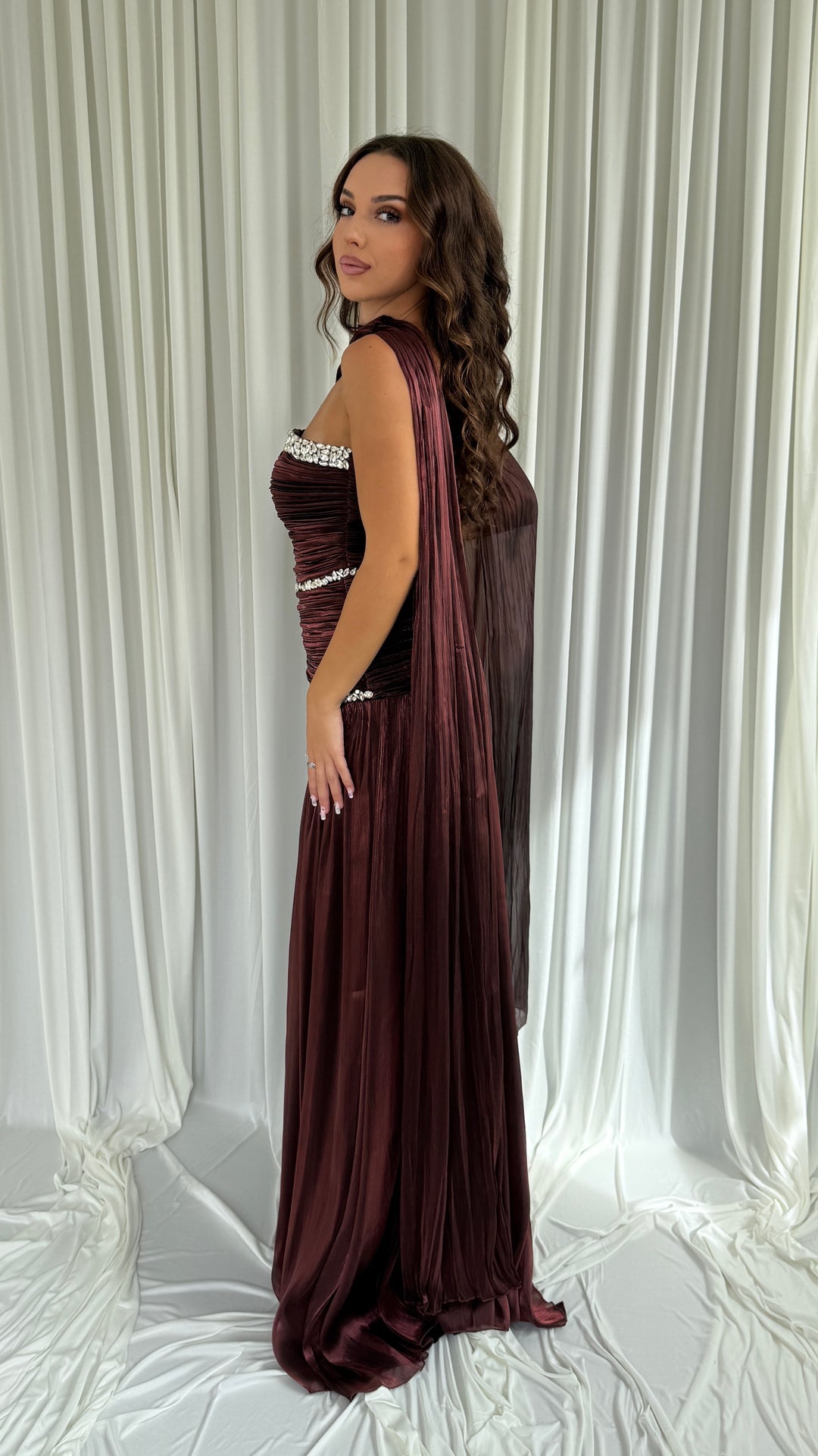 Vestido de noche marrón plisado palabra de honor con strass – Selda