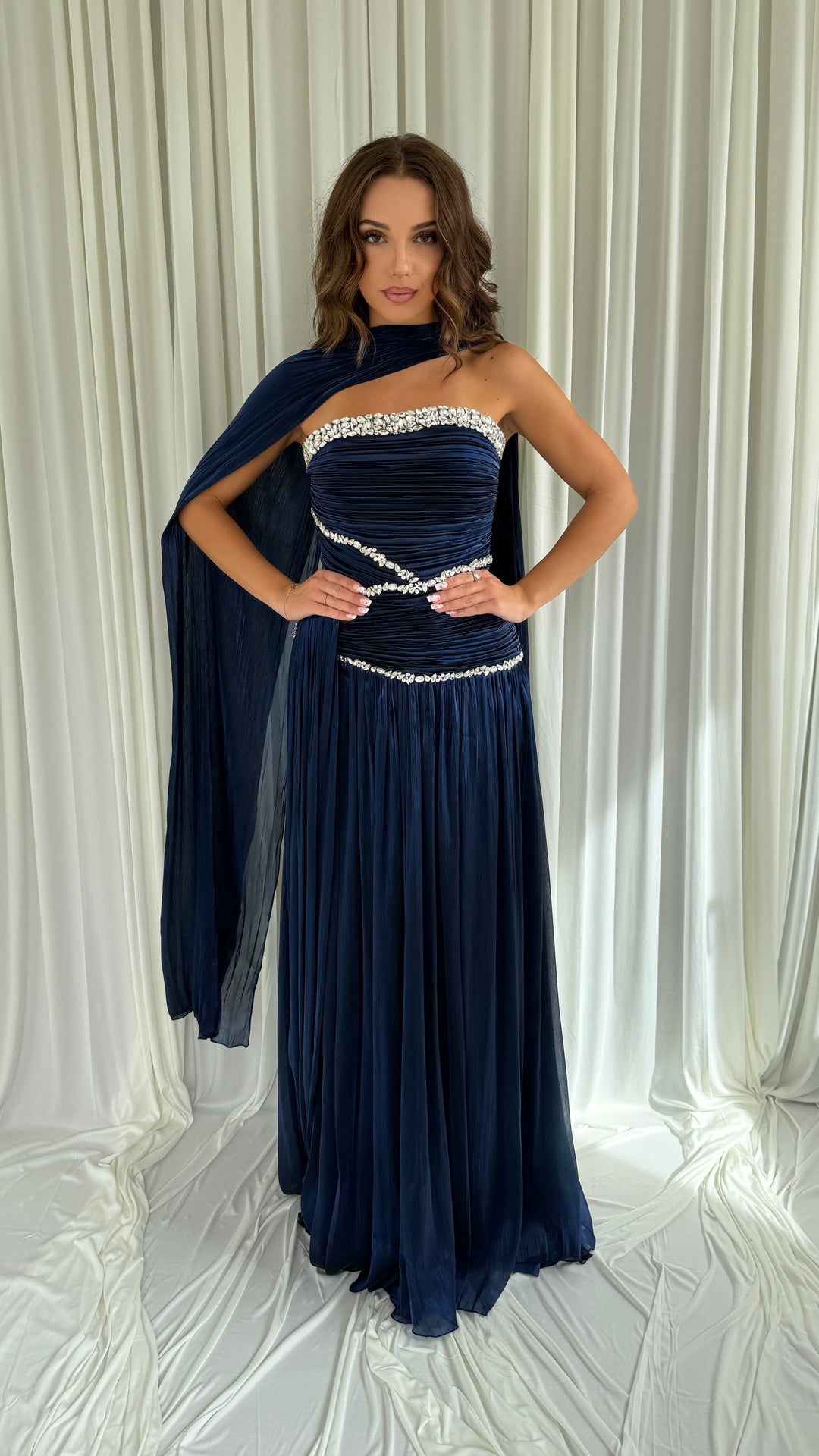 Robe Selda bleu marine avec son écharpe drapée tombant en cape