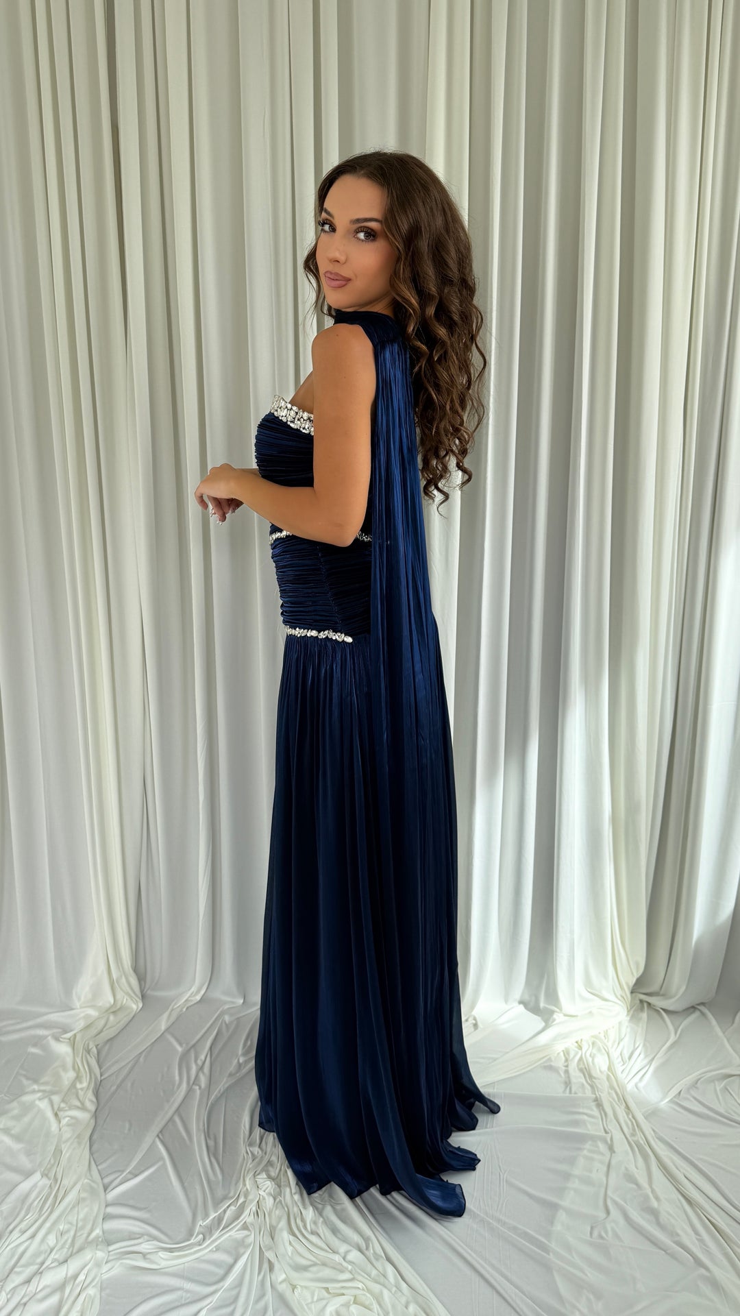 Robe de soirée bleu marine Selda, jupe plissée fluide à légère traîne