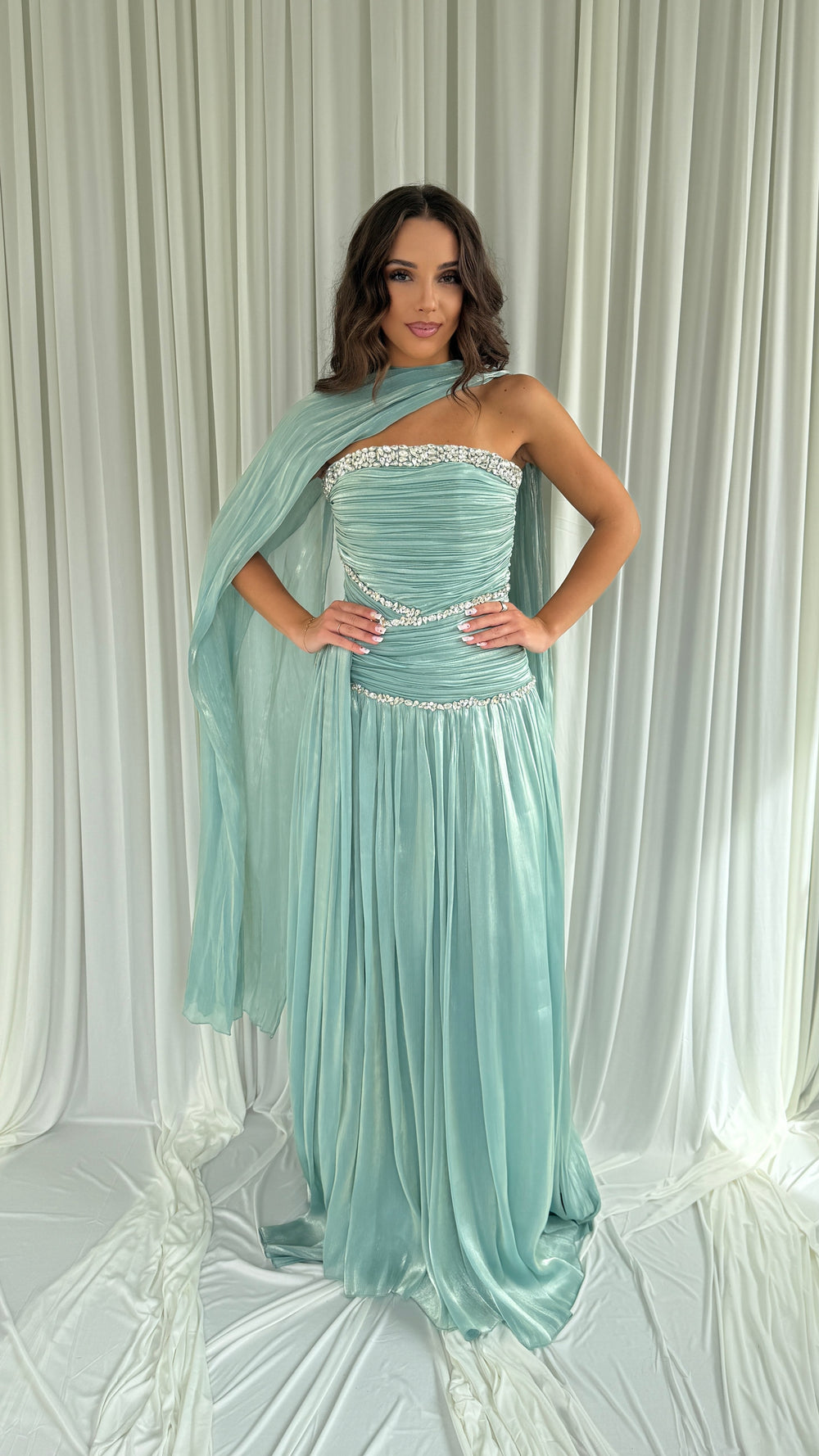 Robe Selda vert d'eau avec son écharpe drapée tombant en cape