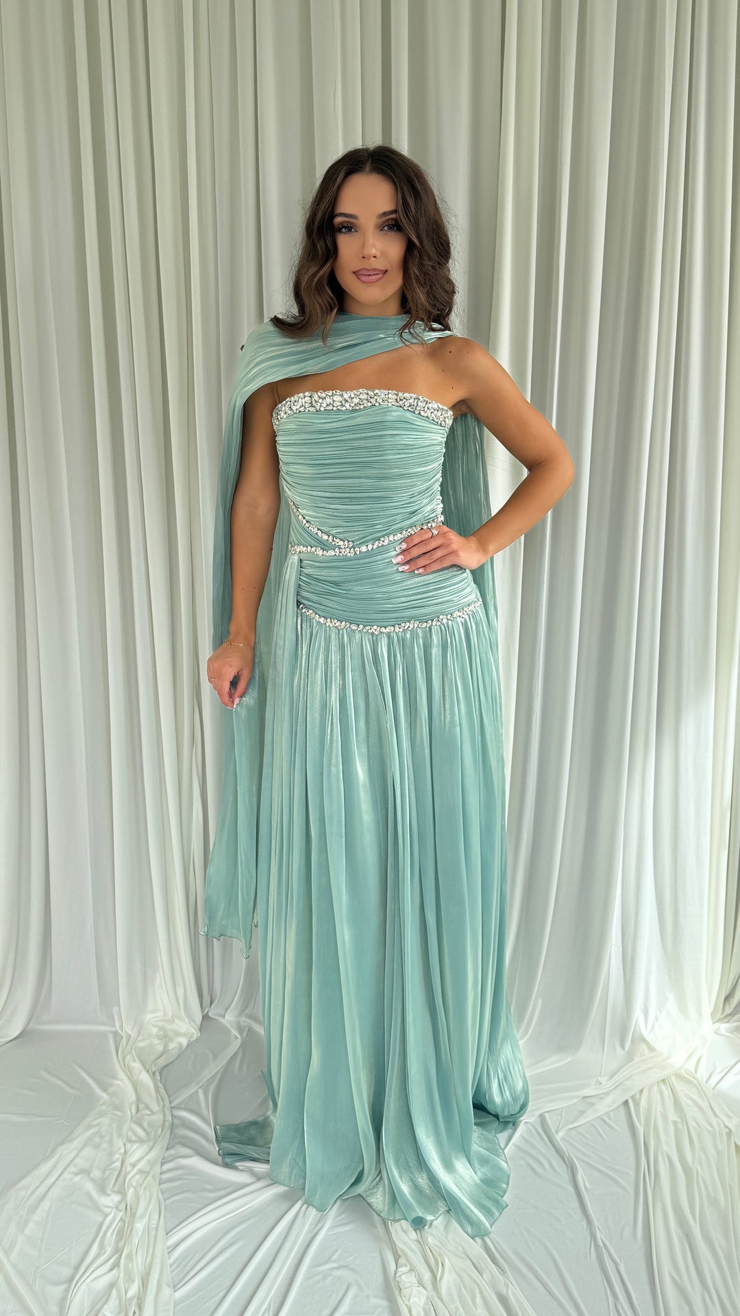 Robe de soirée vert d'eau Selda en voile plissé irisé, bustier bordé de strass