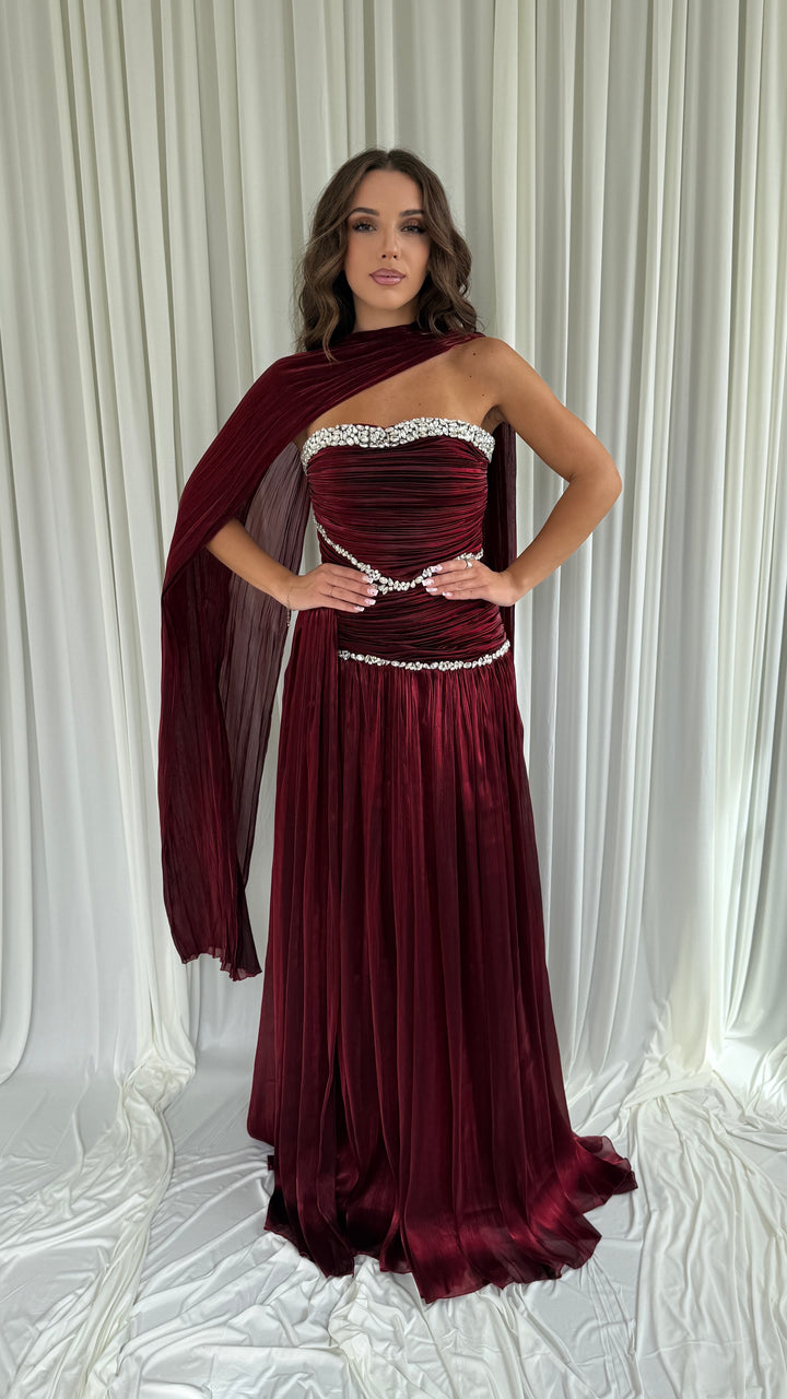 Robe Selda bordeaux avec son écharpe drapée tombant en cape
