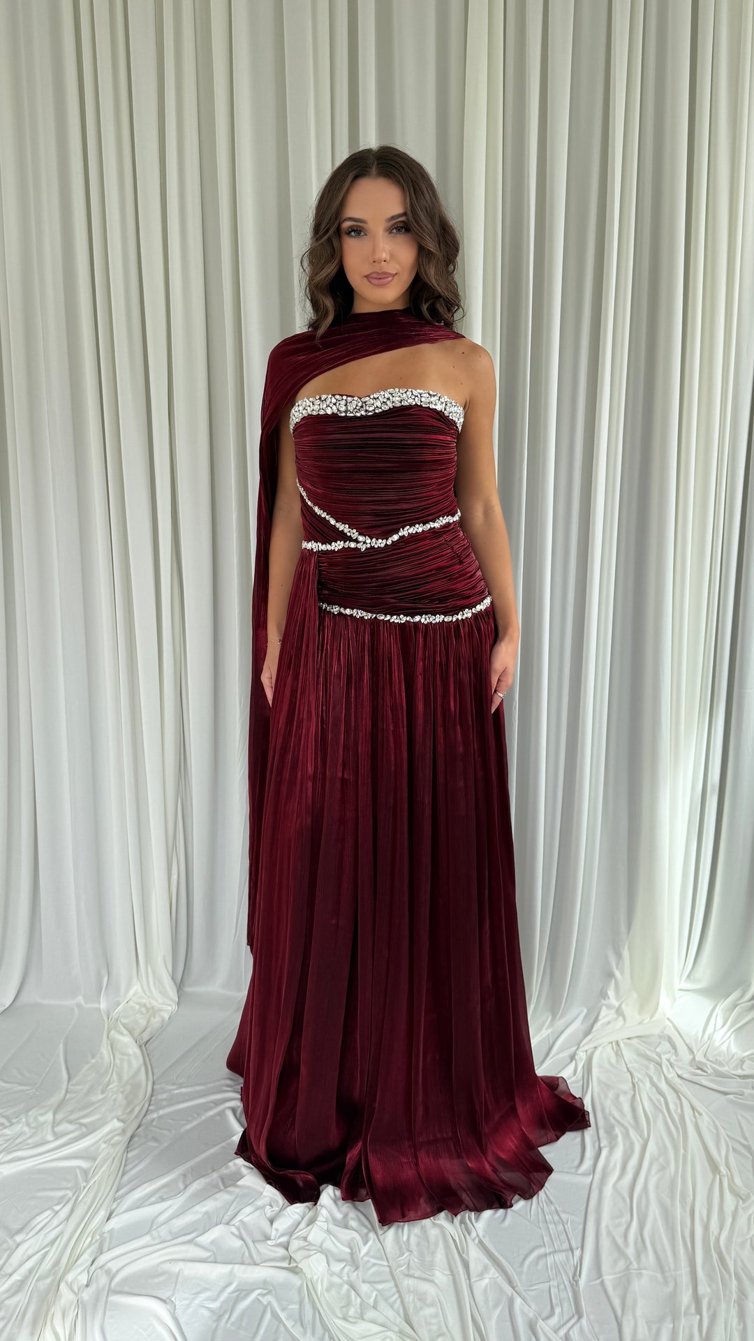 Robe de soirée bordeaux Selda en voile plissé irisé, bustier bordé de strass