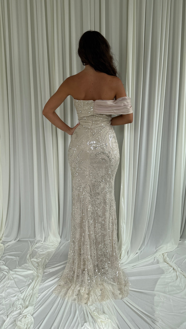 Robe de soirée beige Talya, broderie argentée en volutes et petite traîne