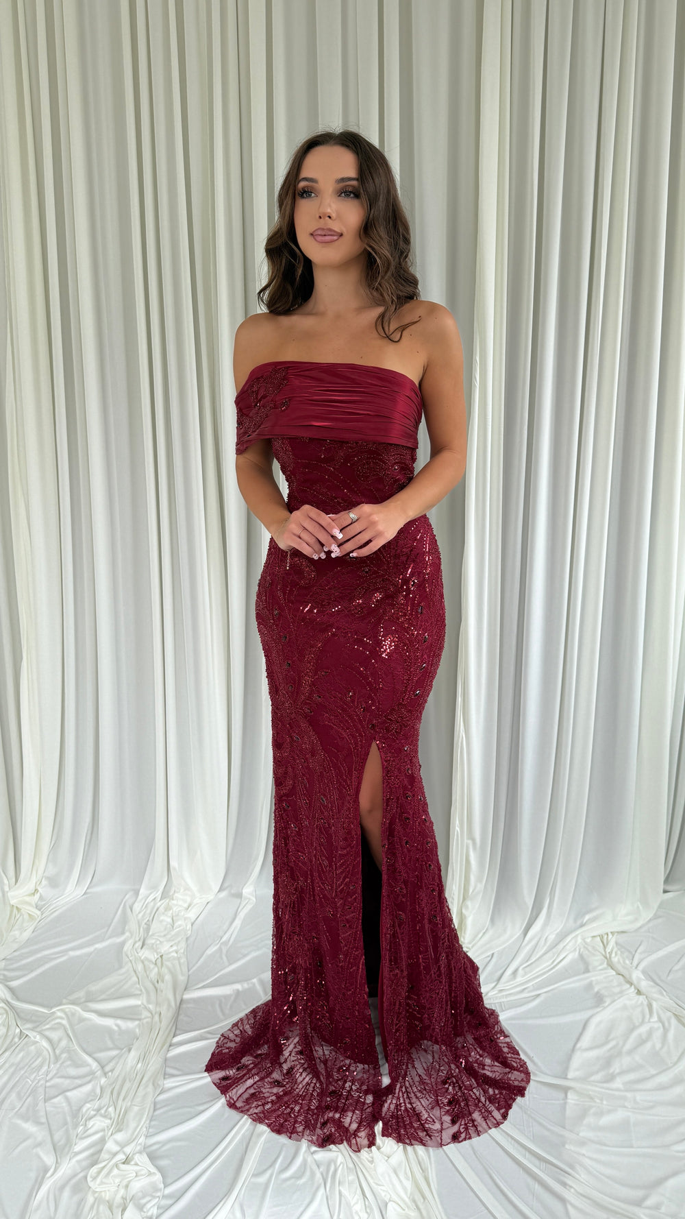 Robe Talya bordeaux coupe sirène avec fente haute sur le devant