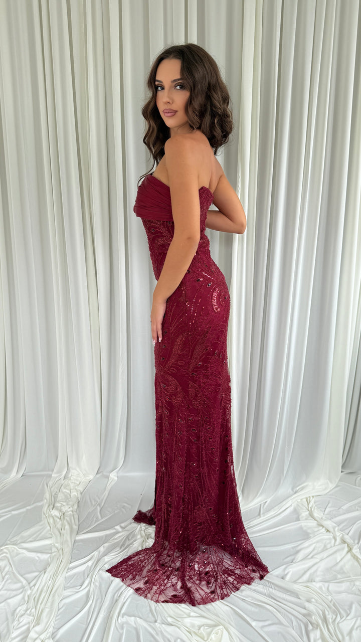 Robe de soirée bordeaux Talya, broderie argentée en volutes et petite traîne