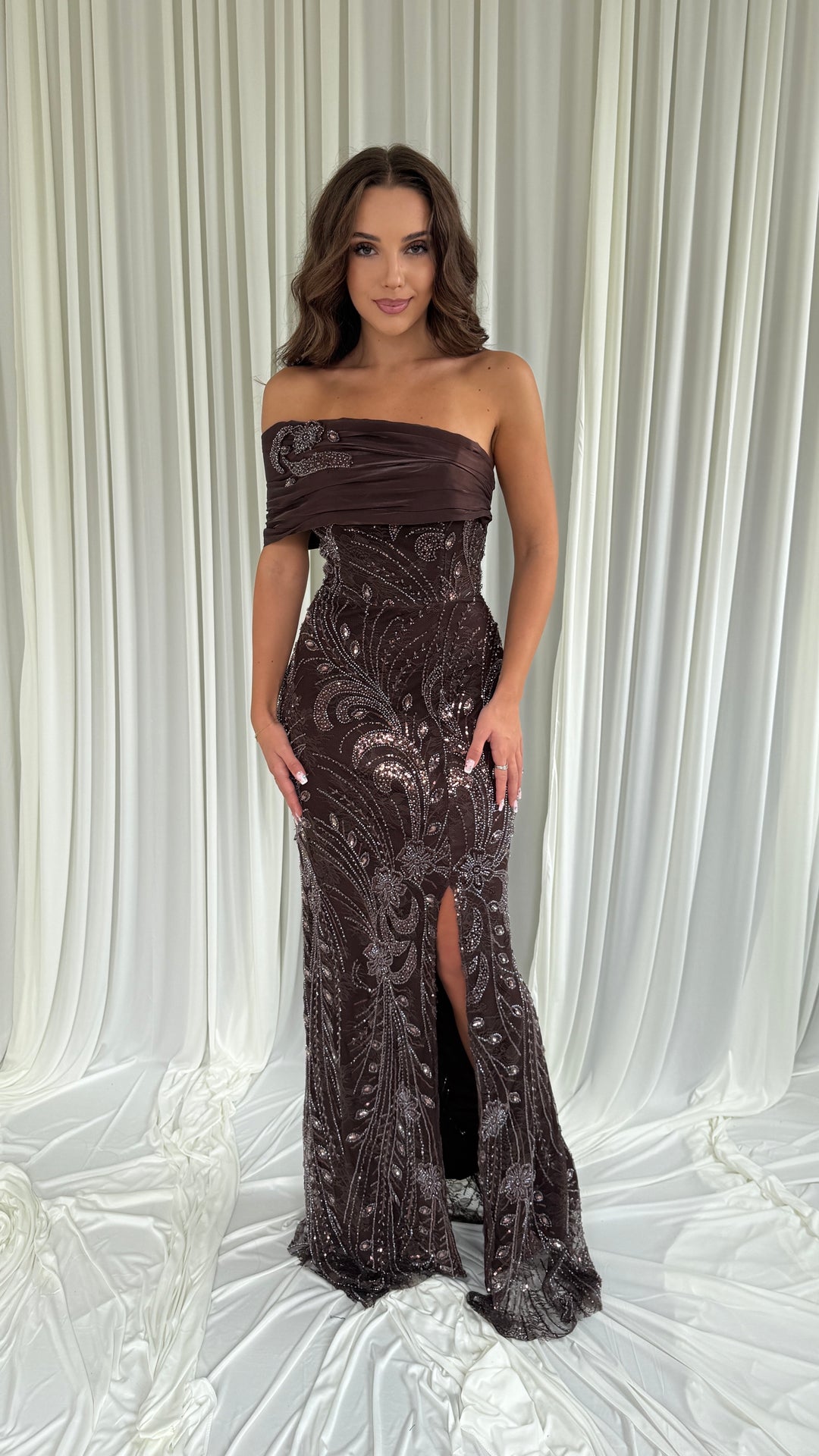 Robe de soirée marron Talya brodée de sequins et strass, drapé asymétrique sur l'épaule