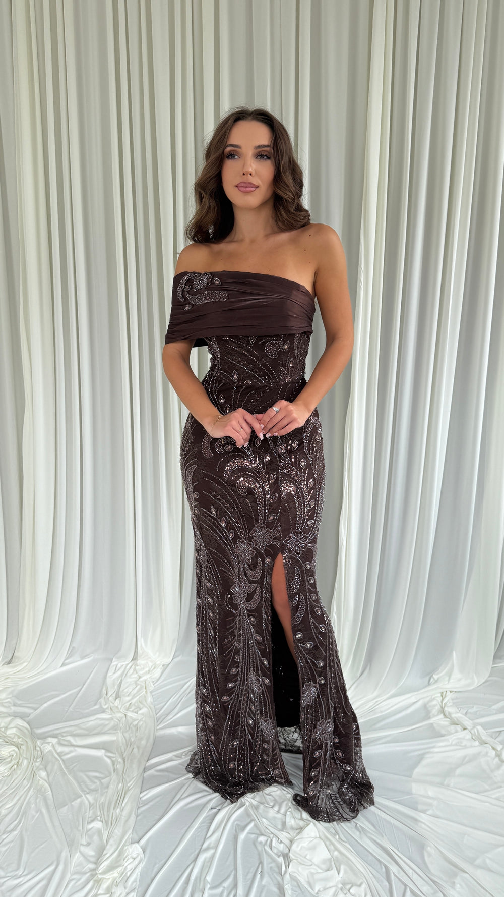 Robe Talya marron coupe sirène avec fente haute sur le devant
