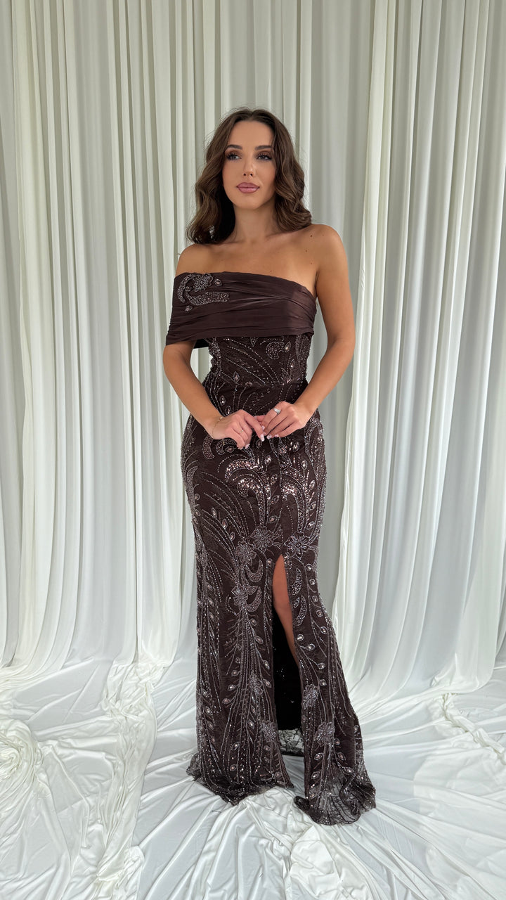 Robe Talya marron coupe sirène avec fente haute sur le devant