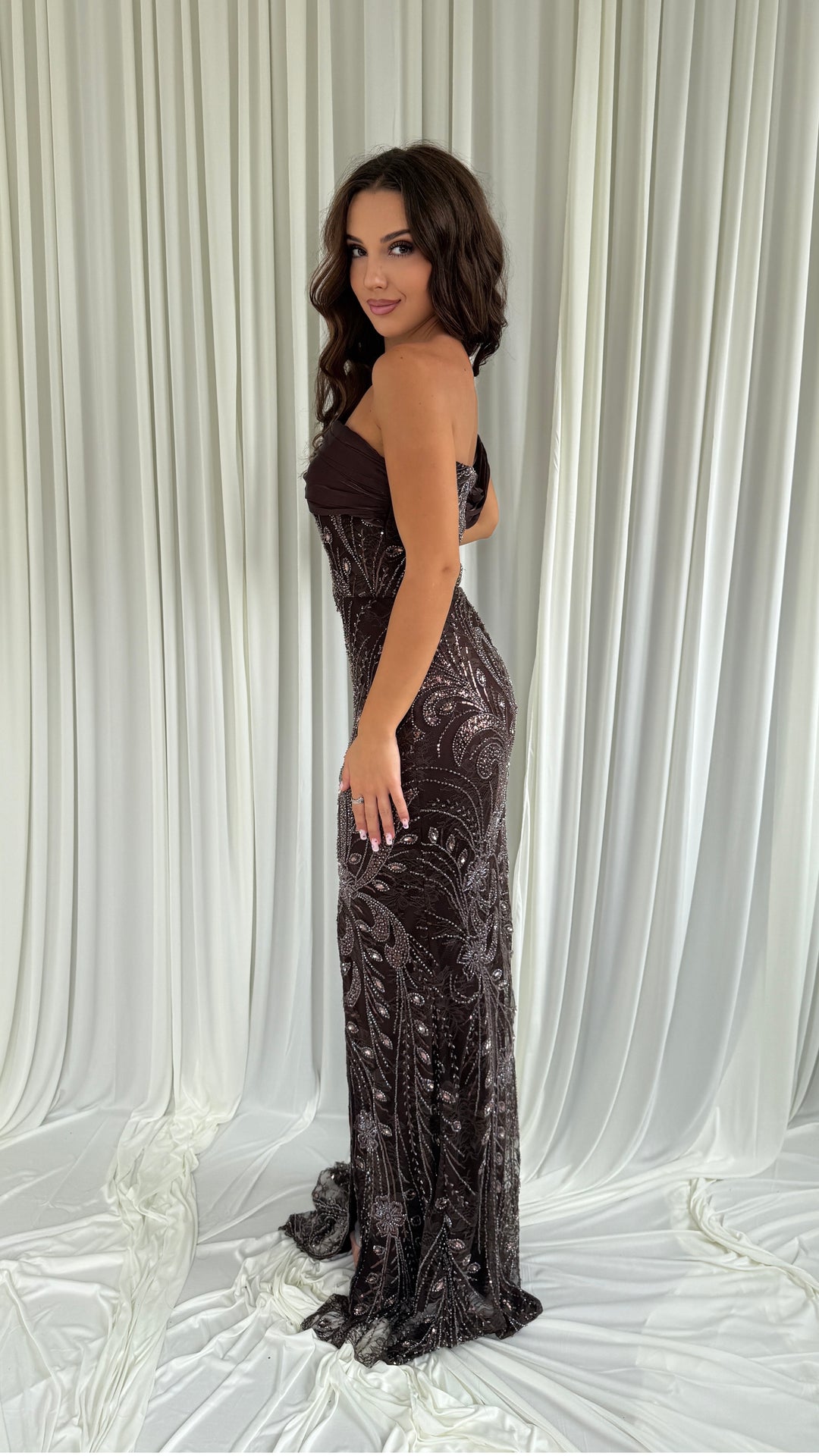 Robe de soirée marron Talya, broderie argentée en volutes et petite traîne