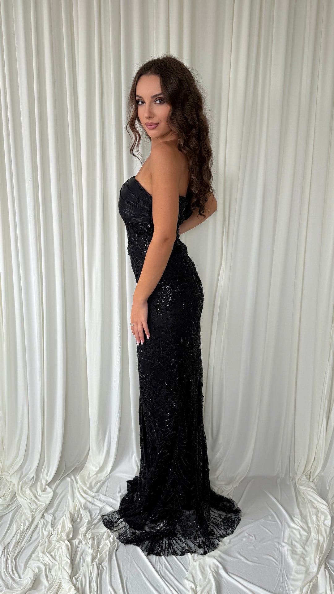 Robe de soirée noire Talya, broderie argentée en volutes et petite traîne