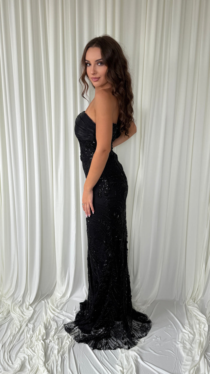 Robe de soirée noire Talya, broderie argentée en volutes et petite traîne