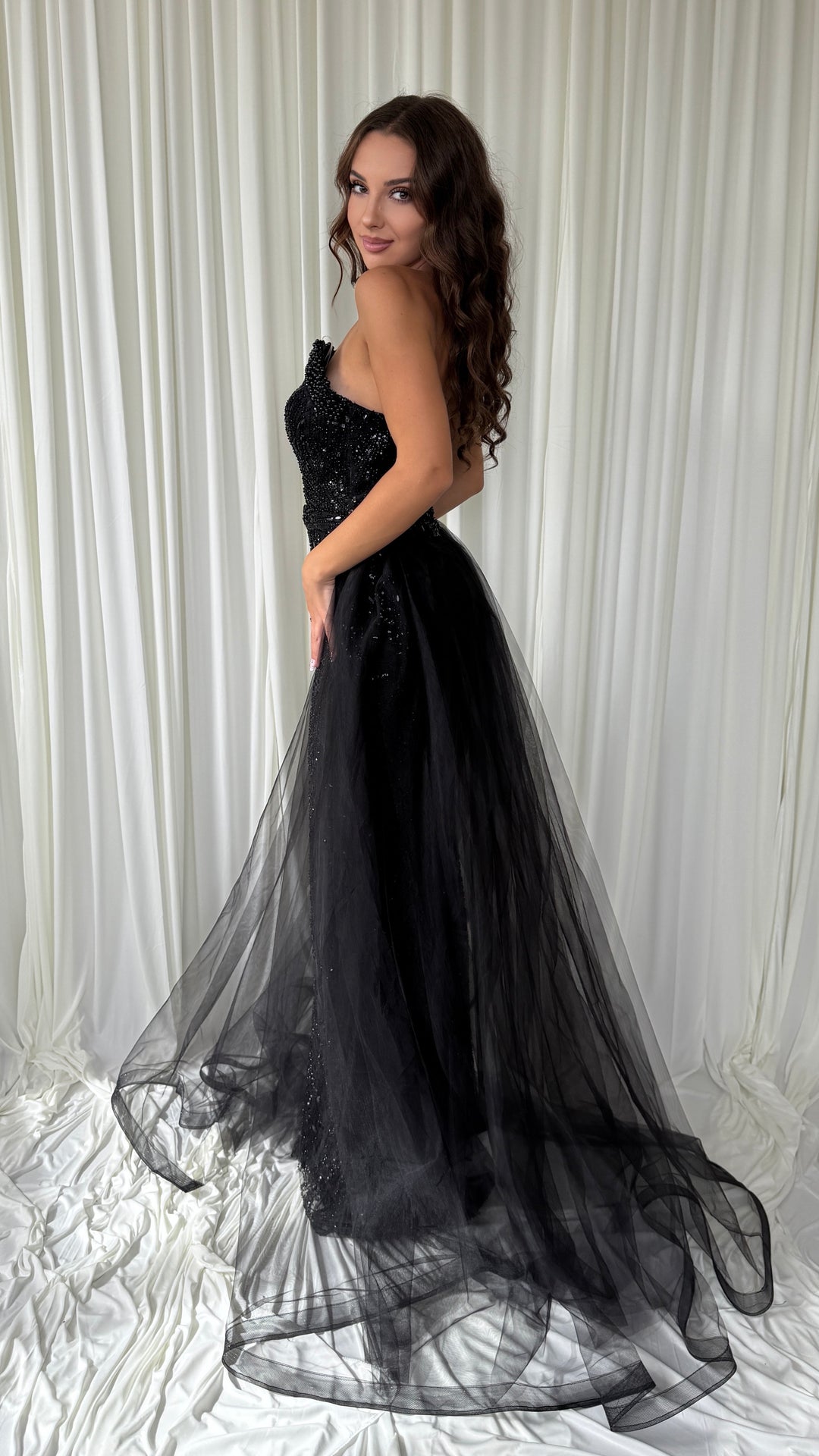 Robe de soirée noire Sevda, surjupe en tulle amovible et traîne