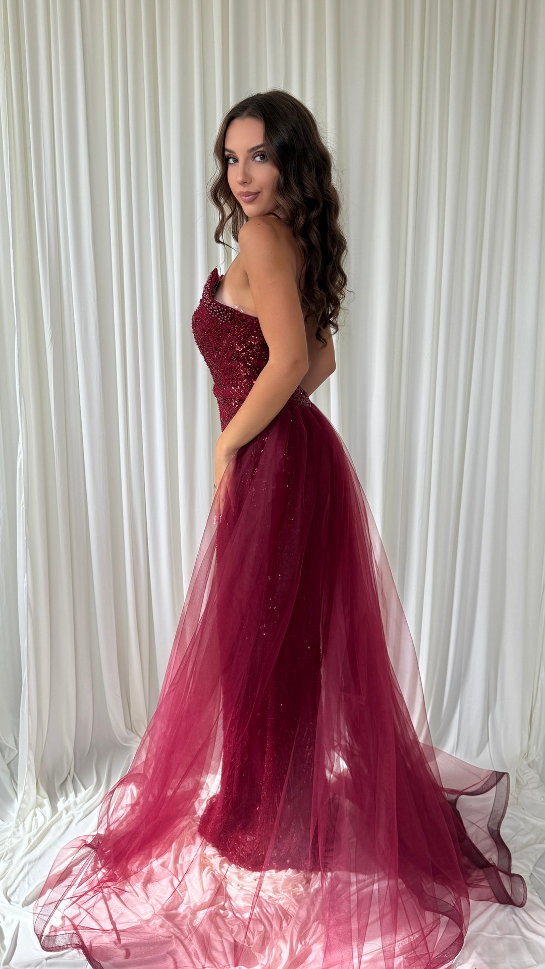 Robe Sevda bordeaux sans surjupe, silhouette sirène entièrement brodée