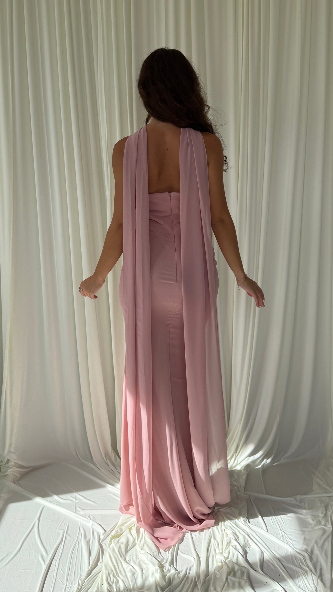 Détail du bustier drapé de la robe de soirée rose Hilona